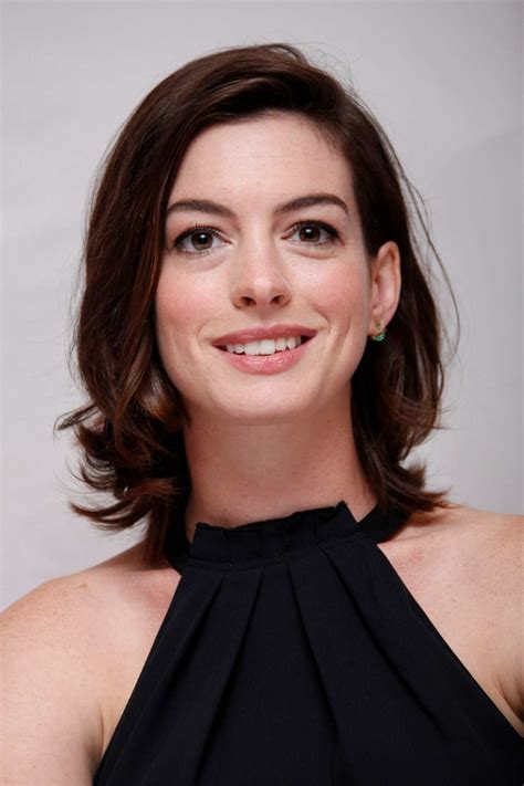 anne hathaway bikini|Anne Hathaway exibe barrigão em clique de biquíni